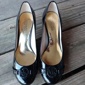 Michael Kors Women's Logo Pumps 2.5" Heels Shoes S